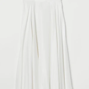 Kjol från H&M Trend vit  - Cirkelskuren H&M trend kjol i vitt. Använd ett fåtal gånger så bra skick. Storlek 36.   Nypris 499kr.