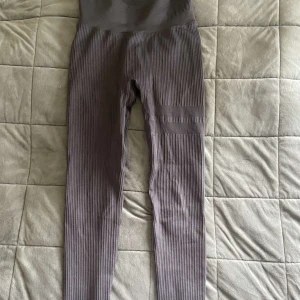 Stronger Tights - Storlek M/L, men väldigt små i storleken så passar en S.  Aldrig använda då storleken blev fel!