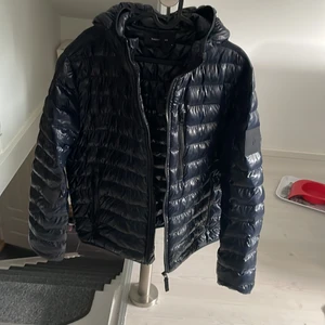 Peak performance jacka - Peak jacka  Storlek M  Jackan har en svart lapp på vänster armen då de gick hål i jackan men absolut inget som sticker ut något extra. Skick:7,5/10 Nypris:2400 Mitt pris:700 kronor  Jackan är mörkblå!