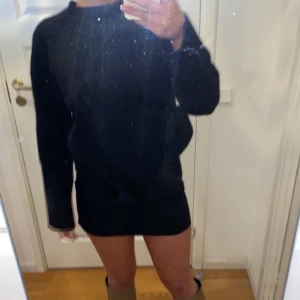 Ull/stickad tröja  - Stickad tröja som är lite fluffig. Från Cubus o nypris var 399. Köptes förra året och har nu för många svarta tröjor så säljer fler. Skit bra längd! Skriv vid frågor eller funderingar skickar alltid med spårbar frakt☺️
