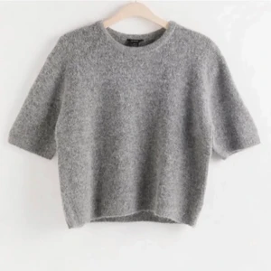 Stickad tröja - Säljer denna stickade tshirt då jag tröttnat på den. Budgivning startar på 250, bara att höra av er om ni har frågor🥰 BUD: 300kr