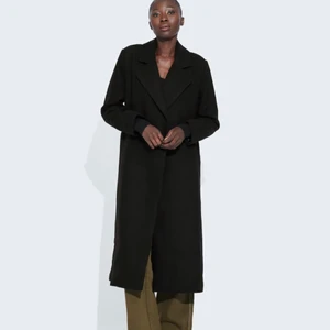 Svart kappa - Säljer min svarta kappa från Bikbok i en ullmix. Jackan är i grymt skick och knappt använd. Säljer på grund av att jag har alldeles för många❤️Storlek S❤️Nypris 1000;-