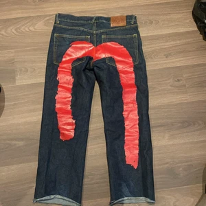 evisu byxor - säljer ett par evisu byxor, dem är äkta de enda sorgliga är att någon iq befriad har klippt dem längst ner men passar perfekt på dem som är 160-175 beroende på hur baggy amn vill ha dem. 