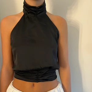 Svart topp med öppen rygg - Super snygg topp med öppen rygg🤍 I storlek M