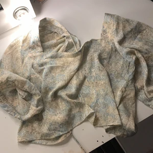 Tröja  - En snygg blus med öppen rygg. Har kommit till användning några gånger 