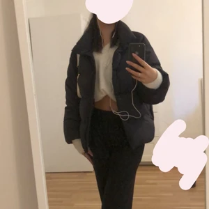 Svart puffer jacket - Puffer jacket från uniqlo, tror att modellen på jackan är ultra light down puffer jacket.  Storlek xs men är oversized i passformen. Lite åt det tunnare hållet. 