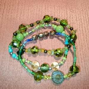 Armband med glaspärlor - Ett set med tre armband som mestadels är gjorda av glaspärlor, återvunna från äldre smycken (som alla mina smycken är). Ursäkta för lite skakiga bilder. 42 kr för settet, plus frakt 13 kr 💚