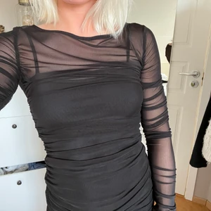 hanna schönberg klänning  - Svårt att ta bilder med denna. Men hanna schönbergs kollektion med NA-KD