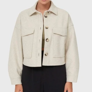 Kort kappa - En jättetrendig beige kappa som är kort men samtidigt ozersize i modellen (färgen är som i bild 3) 💕💕💕 aldrig använt