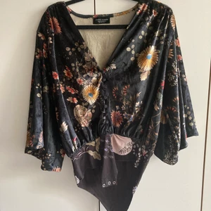 velvet blus - sammets leotardblus med guldigt blommönster och små sammetsknappar. v ringning och 3kvarts ärmar. så vacker 🌙🪲💟