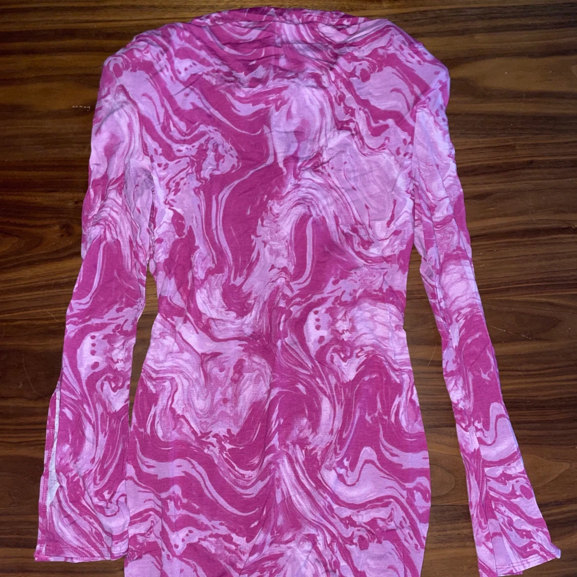 Rosa klänning m. axelvaddar och öppen rygg - 91