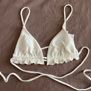 Vit bikinitopp - Supersöt bikinitopp med volang från Gina tricot i storlek M🤍 jättefin i ryggen!  80kr+frakt 