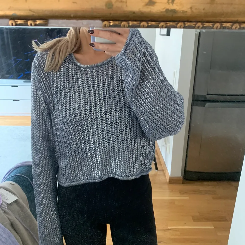 Jättefin sweater från zara i blå metallic. Aldrig använd, prislappen är kvar! Kan mötas upp i Vasastan eller skicka 🥰. Stickat.