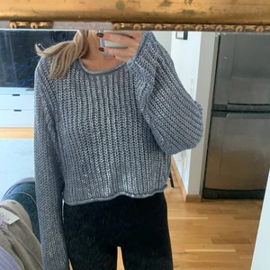 Metallic sweater från zara strl M - Jättefin sweater från zara i blå metallic. Aldrig använd, prislappen är kvar! Kan mötas upp i Vasastan eller skicka 🥰