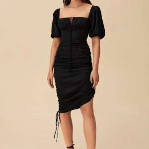 Adoore klänning  - Så fin Svart Klänning från Adoore i modellen Palermo, storlek 36. Endast testad och alla lappar kvar.