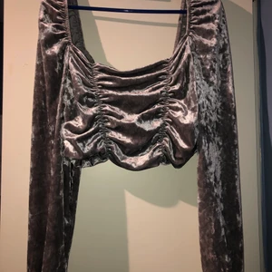 Topp  - En fin topp som aldrig kommit till användning storlek L men kan mycket väll passa en M 