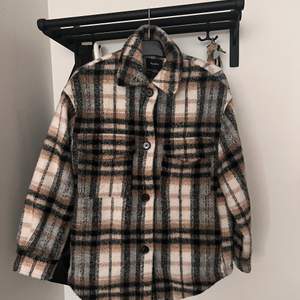 Skjortjacka från Bershka säljes i storlek XS-S. Normal i storlek, använd ett fåtal gånger, nyskick. 