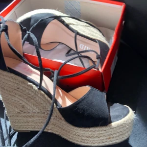 Klackar Svarta  - Super fina att ha när det soligt samt i en fin dejt 