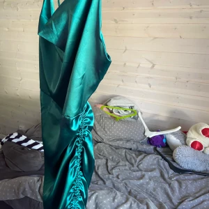 M/L - Har använt den 1 gång sen har inte jag haft mer användning av den, ge gärna ett bud eller annat säljer den annars för 80kr och köparen står för frakten ✨