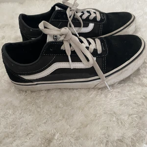 Skor - Bästa att bära på och passar perfekt med allt #Vansskor. Använt några gånger i vit och svart färg storlek 37