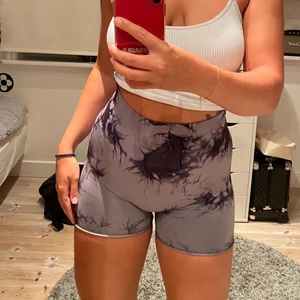 Shorts - Avklippta thights från shein!  Scrunchen har töjts ut men sitter bra endå, Storlek S 