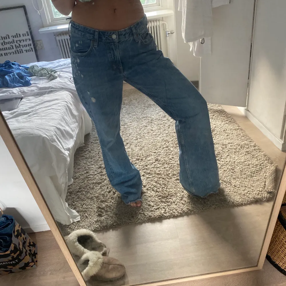 Så snygga lite over sized flare jeans med låg midja, använda cirka 3 gånger då jag har flera andra liknande! 💓💓💓. Jeans & Byxor.