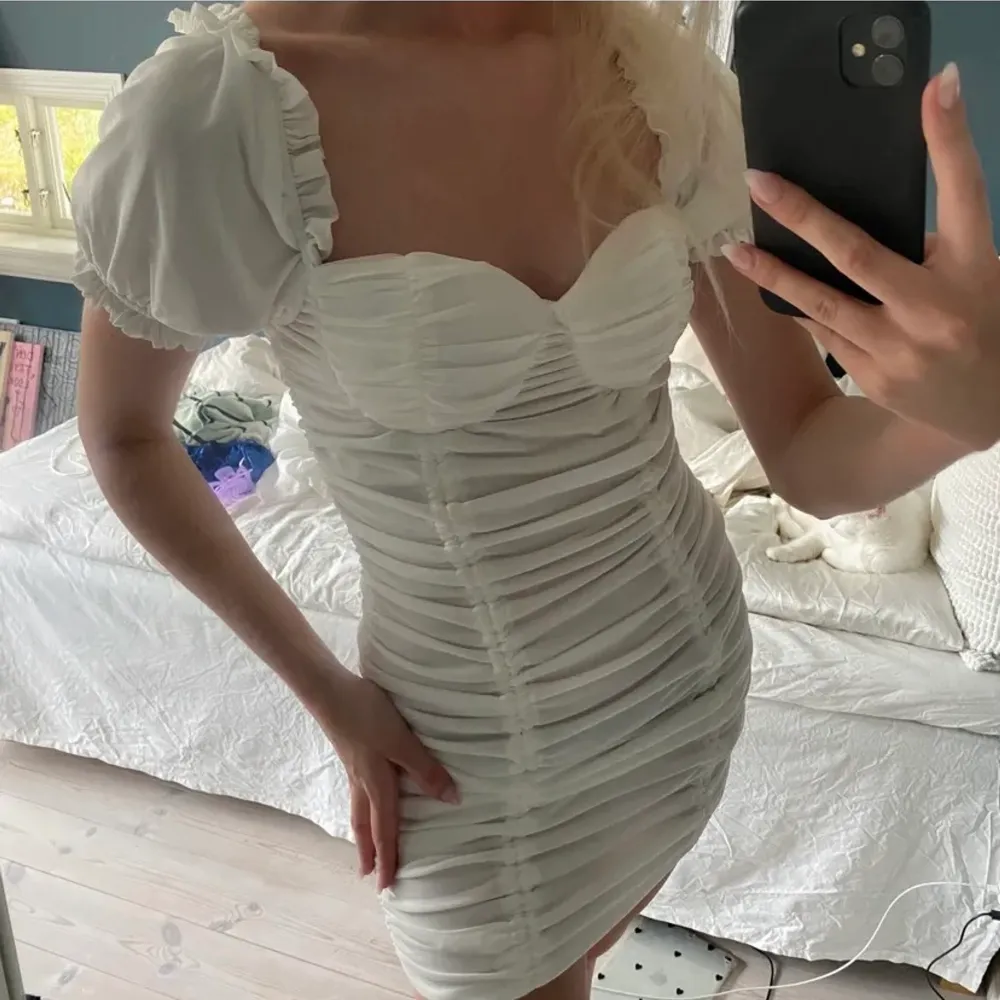 säljer denna klänning då den inte kommer till användning 🥰 super bra skick!! det står att det är storlek M i den men den passar mer XS-S. Klänningar.