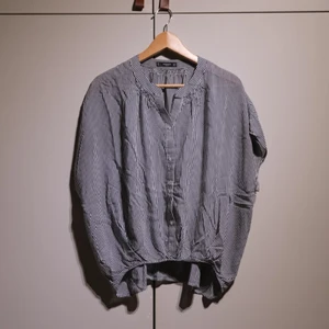 Blouse mango in blue and white striped - Blouse from Mango with white and blue vertical stripes. Blouse crops at the bottom. In good condition. 