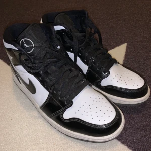 Jordan 1 mid Carbon Fiber All star. - Original pris 3500kr. Använd 6-8 gånger. Bra skick. Äkta (ingen box)