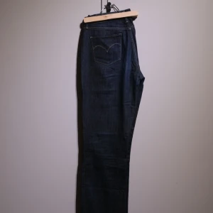 Levi’s jeans demi-curve classic straight leg - Levi’s jeans demi-curve classic straight leg, in perfect condition. 