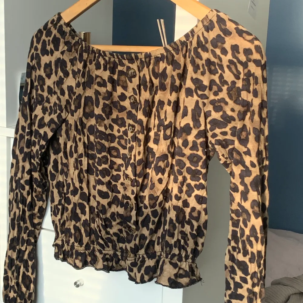 Off Shoulder blus från hm med leopard fläckar i strlk S💕 pris inklusive frakt!. Blusar.