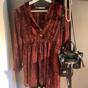 Röd leopard zara klänning - Hej! Säljer denna nästan oandvända klänningen då den ej kommer till andvändning, skriv priv för fler bilder❤️