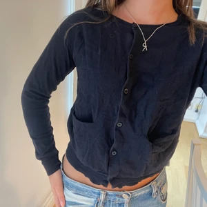 Stickad kofta från COS - Marinblå kofta som tyvärr krympte i tvätten för mig, därför har den blivit för liten:/ Köpte second hand i storlek L men nu sitter den som en Xs/S Superskön i materialet och som ny i kvalitén. Möta upp i Stockholm annars står köparen för frakt🥰