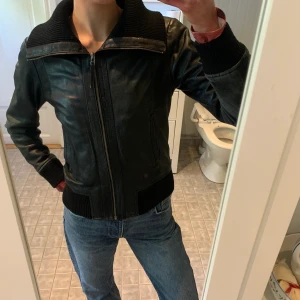 Megasnygg läderjacka - Så snygg och trendig svart läderjacka!❤️‍🔥Har lång krage som går att styla på olika sätt! Passar 34/36