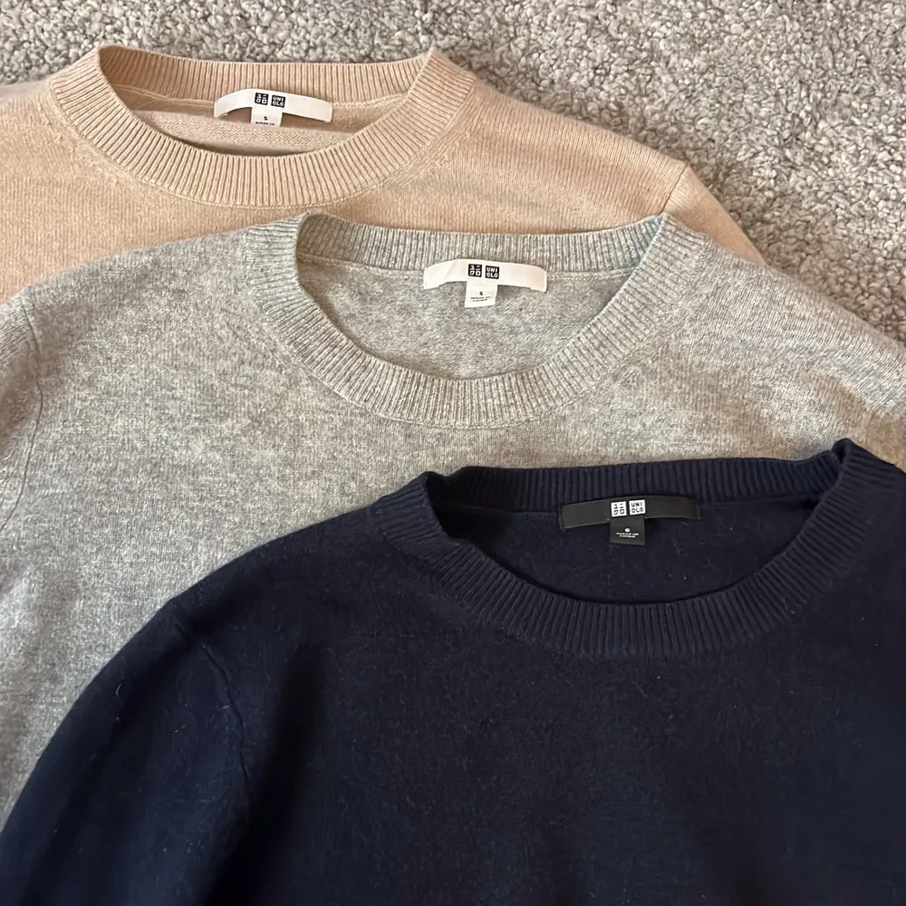 Intresskoll!! Tre likadana Karsmir tröjor som är i olika färger, mörkblå, grå och även beige! Bra skick, kom privat vid bud och intresse!❤️❤️. Stickat.