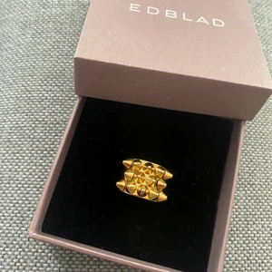 Edblad ring - Hej! Intressekoll på denna superfina och populära ring ifrån Edblad!🥰 Nästintill ny, endast använd ett fåtal gånger💕 Skicka gärna vid intresse!
