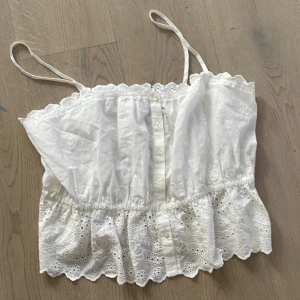 Linne med volanger och knappar - Jätte fin nästan oanvänt linne, lite stor på mig. det står ingen storlek men gissar på L