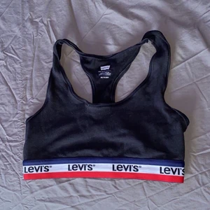 Rare Levi’s topp - Säljer min levis topp då den va för liten… Står strl: XS men den sitter som S då den är JÄTTE stretchig… NYPRIS: 249:-