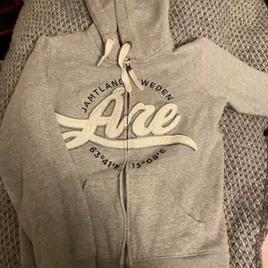 Åre zip hoodie från Åre butiken, använt skick, säljer pga för liten för mig
