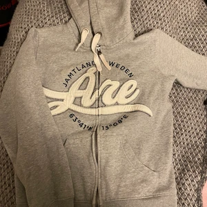 Åre zip hoodie - Åre zip hoodie från Åre butiken, använt skick, säljer pga för liten för mig