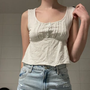 Vit gullig topp - Ben vit gullig topp med knappar