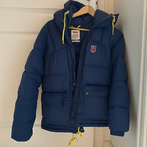 Fjällrävenjacka - Säljer nu en av mina favoritjackor då jag har alldeles för många. Sjukt fin kvalite och inga skador. Jag har använt den en vinter. Det är modellen ”expedition down lite” (alltså den nya). Jag är 157 cm lång.  (Fraktar och kan mötas i Nyköping)