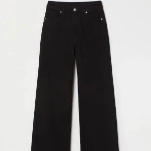 H&M Jeans - Vid Twillbyxa Byxorna är använda men i fint skick.  Säljes då jag har för många svarta jeans och vill göra mig av med några.