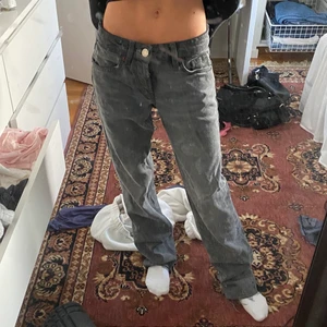 Lågmidjade jeans - Säljer dessa grå lågmidjade jeans från zara, storlek 32 men avklippta så att de passar någon runt 163 ungefär💕