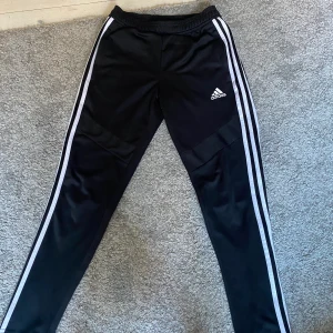 Addidas byxor - Helt felfri