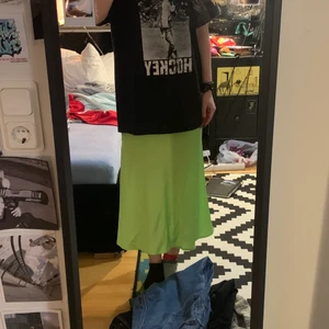 satin neon grön kjol - Jag köpte från bershka för många år sedan, mycket slöseri, kan vara genomskinlig om den bärs med mörka underkläder