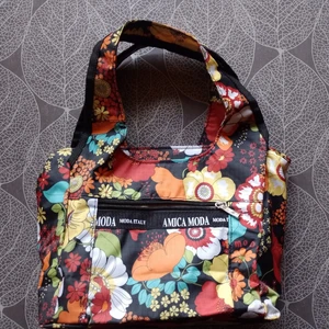 Väska  - Rymlig väska med tre innerfack. Pma vid intresse 