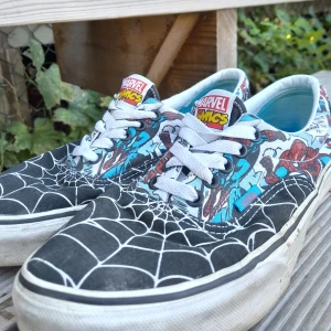 Vans Marvel spiderman design - Nä men hur rolig design är detta? Köpt för en massa år sen men ligger bara runt nu. Väldigt sparsamt använda. Frakt ligger på 66kr. Bara att skriva om du undrar nått. KRAM