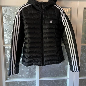 Adidas - Adidas höst/vinterjacka stl 42 men mer som 40. Jackan är i skick som ny. Figursydd modell.
