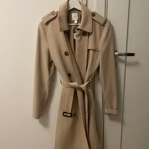 Trenchcoat i beige från hm, aldrig använd. Nyskick